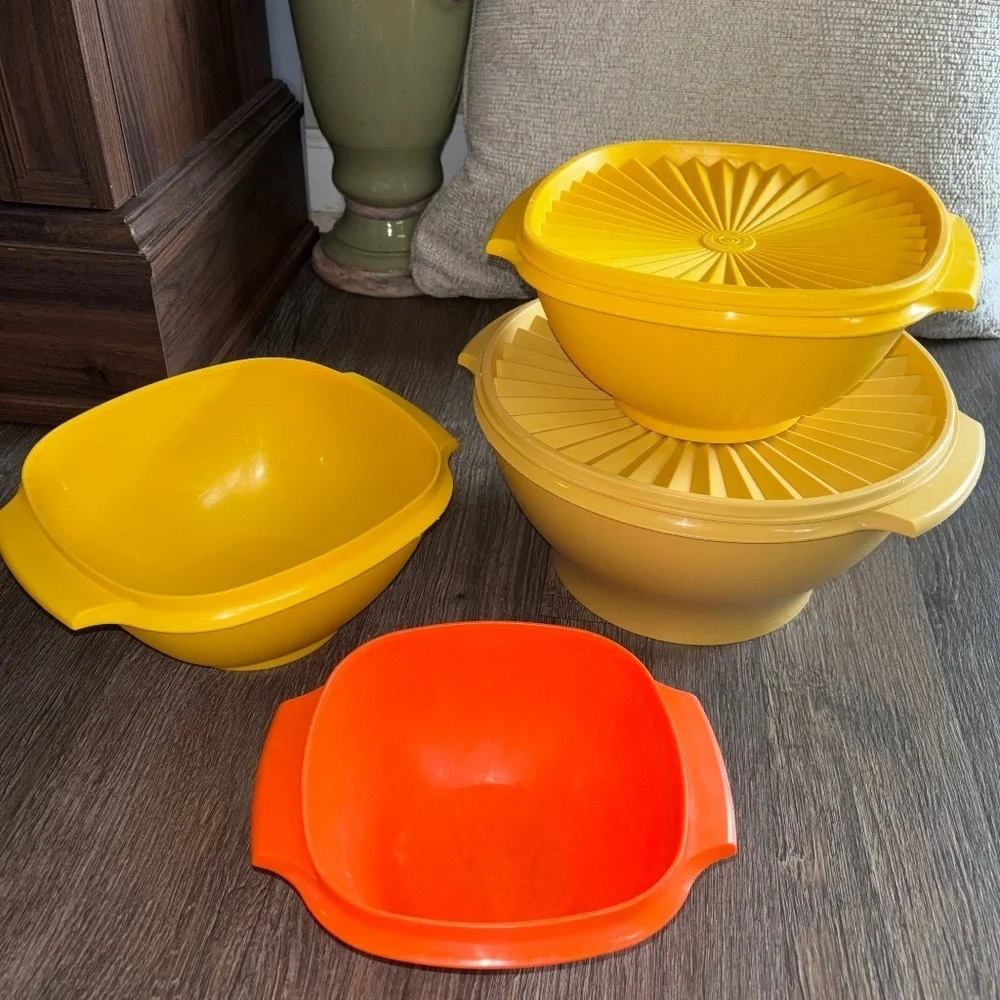 6 piece Tupperware set in great condition